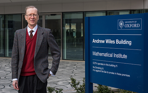 Andrew Wiles foran Matematisk Institut på Oxford Universitet og bygningen, der er opkaldt efter ham. 