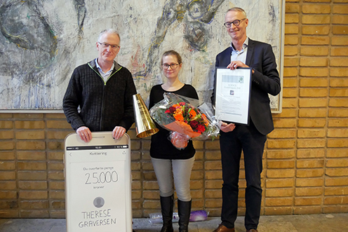 Institutleder Michael SÃƒ¸rensen, prisvinder Therese Graversen og prodekan Erik Bisgaard Madsen 