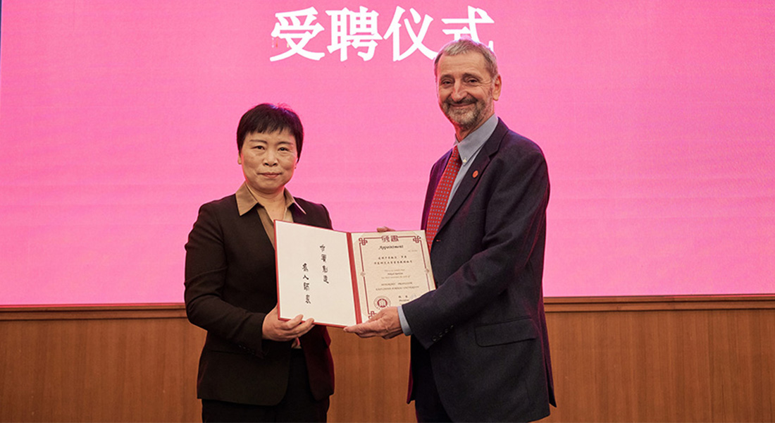 Sekretær Yang Changli overrækker æresprofessorbeviset for Mikael Rørdam.