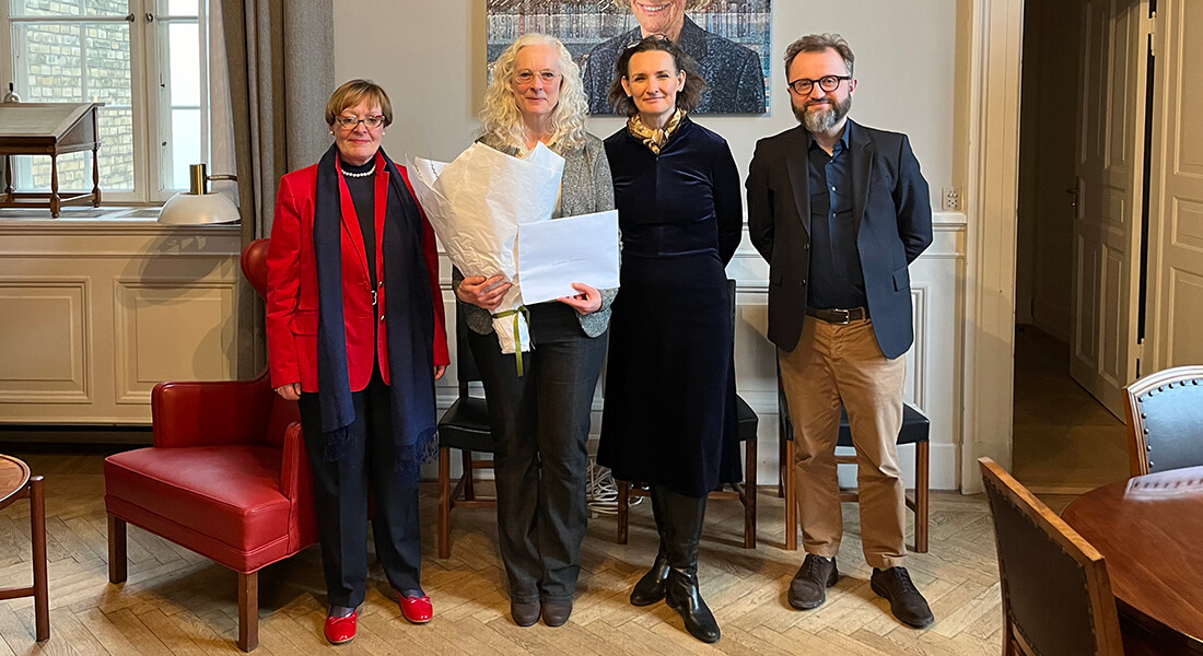 The award recipient with the award committee, Liselotte Højgaard, Karen Grøn and Lasse Horne Kjældgaard. 